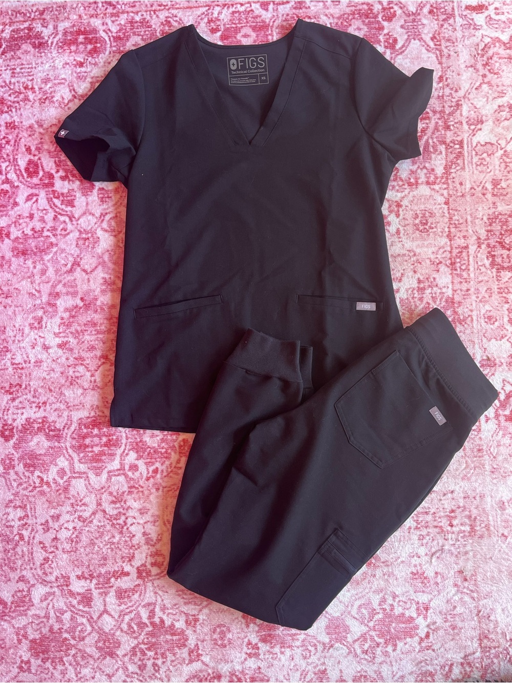 FIGS Black V-Neck Scrub Top and Jogger Set